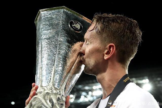 切尔西女足前锋科尔官宣自己与女友梅维斯已怀孕